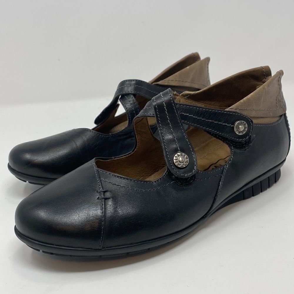 Softwaves Leather Criss Cross Straps Mary Jane Shoes